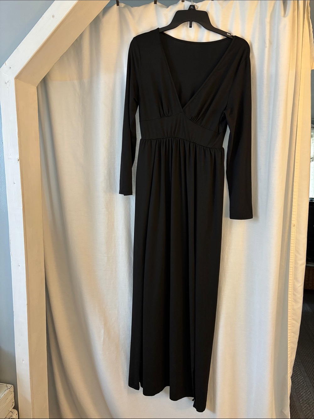 Elegant Black Long-Sleeve V-Neck Maxi Dress